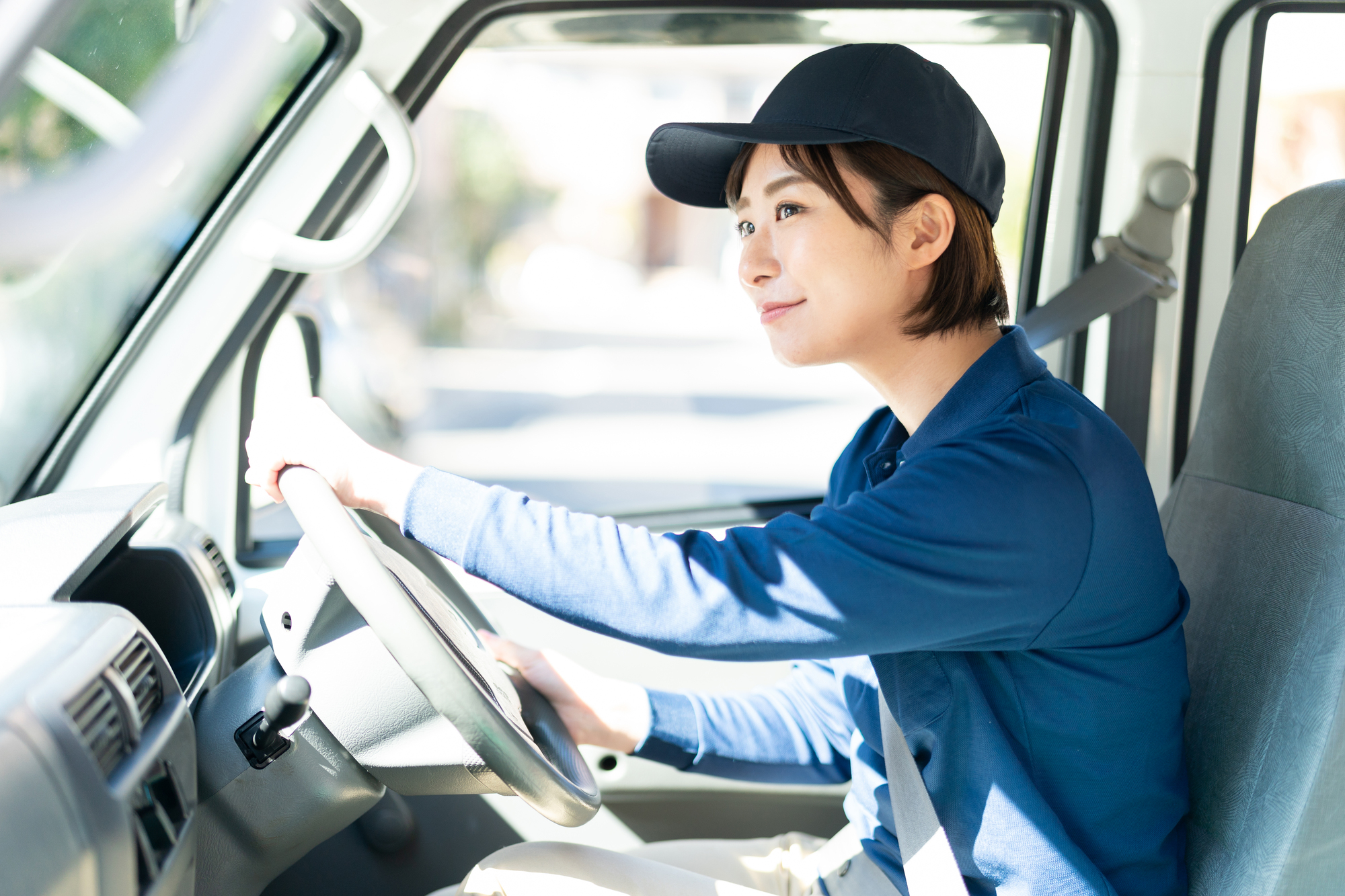 軽貨物車を運転するドライバー